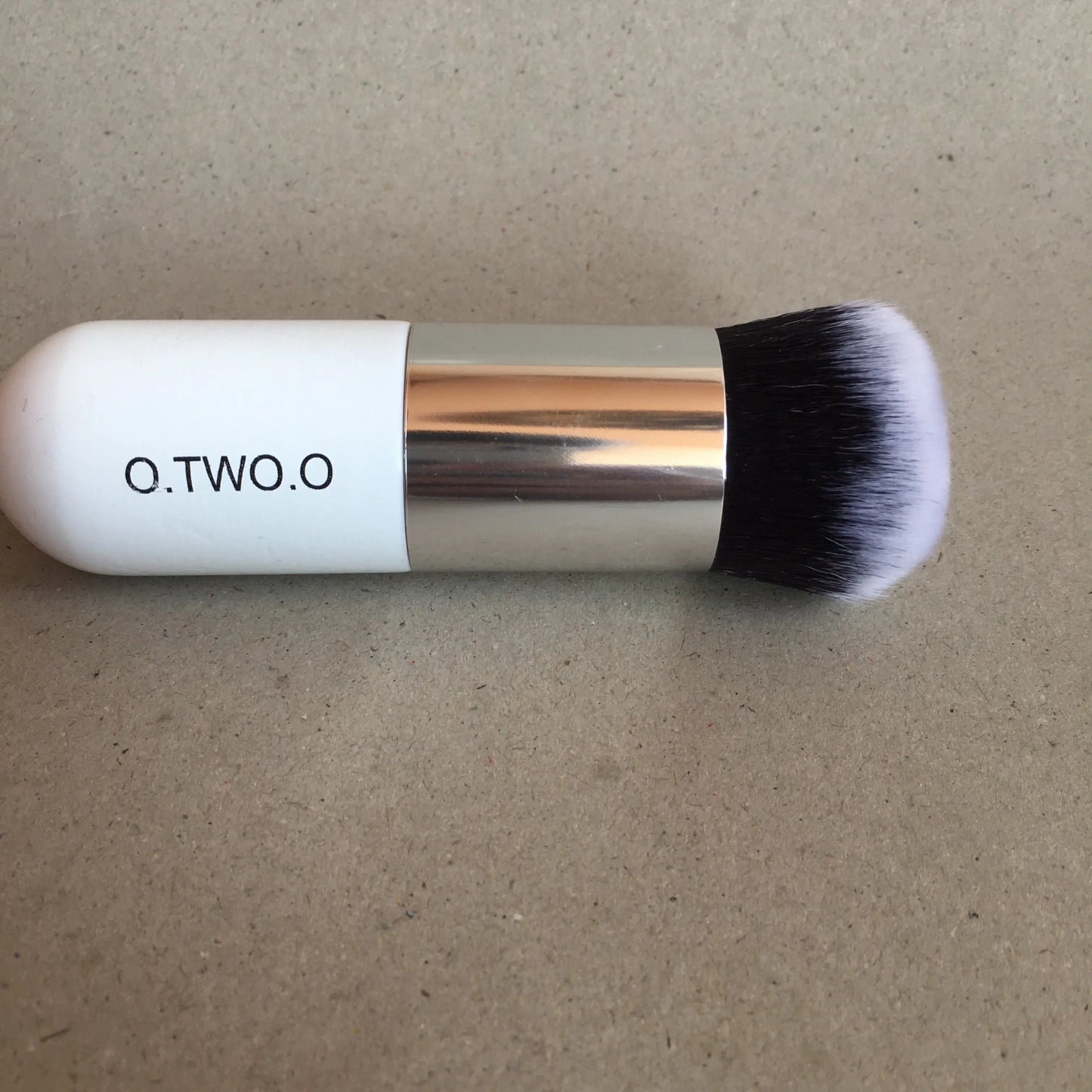 O.Two.O foundation brush