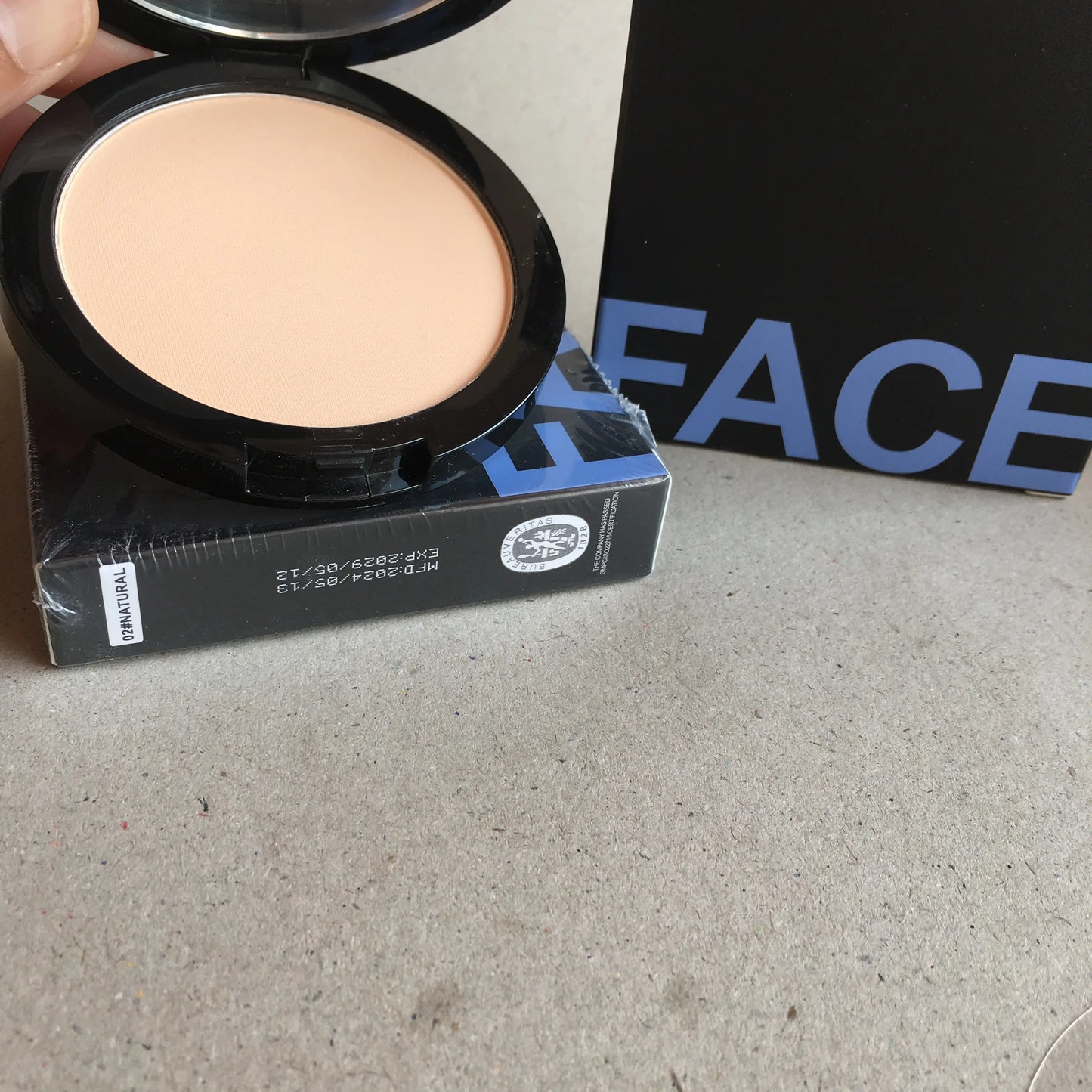 Face compact