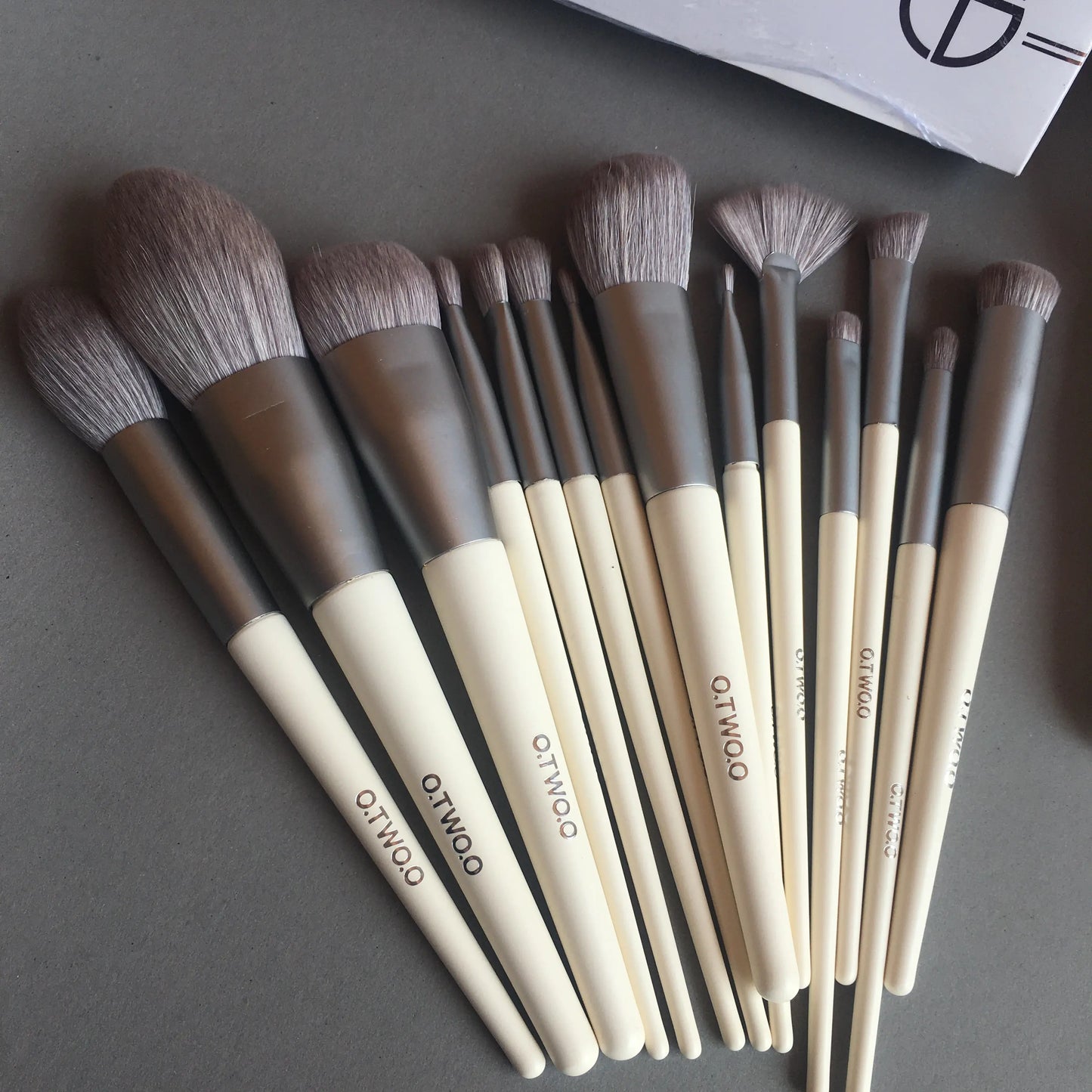 O.Two.O makeup brush set