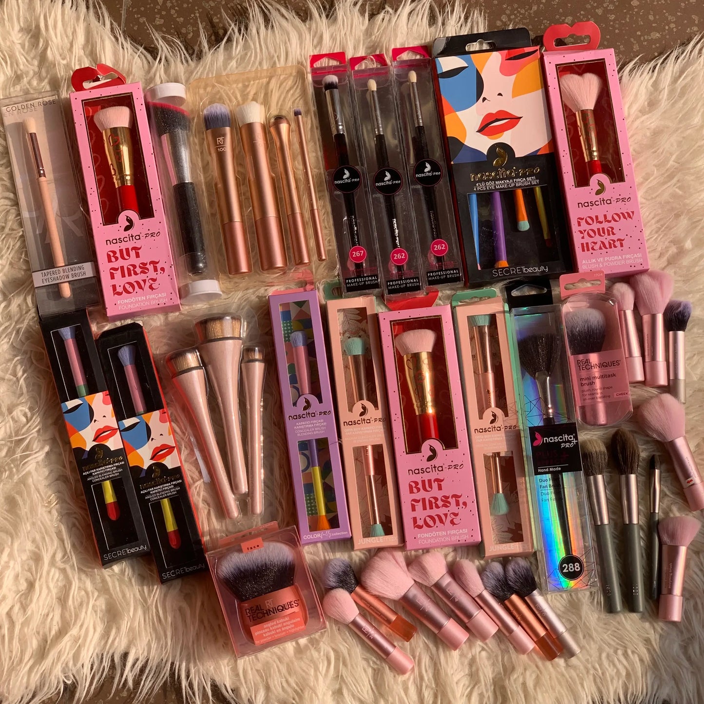 RT & Ecotools makeup brush in kgs