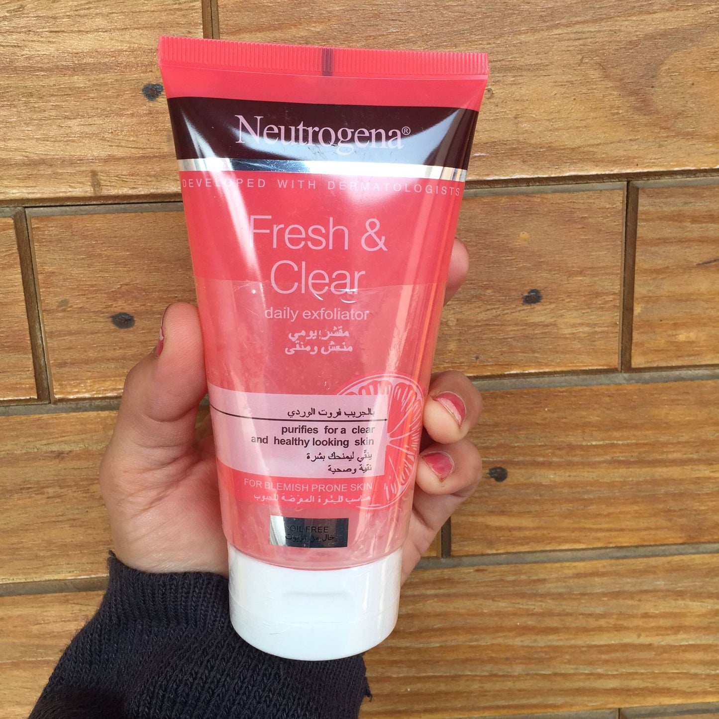 Neutrogena fresh & clear daily exfoliator ( oil free )