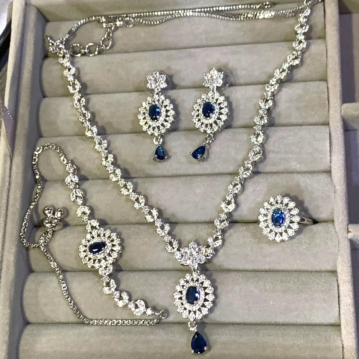 Zircone jewlery set in silver